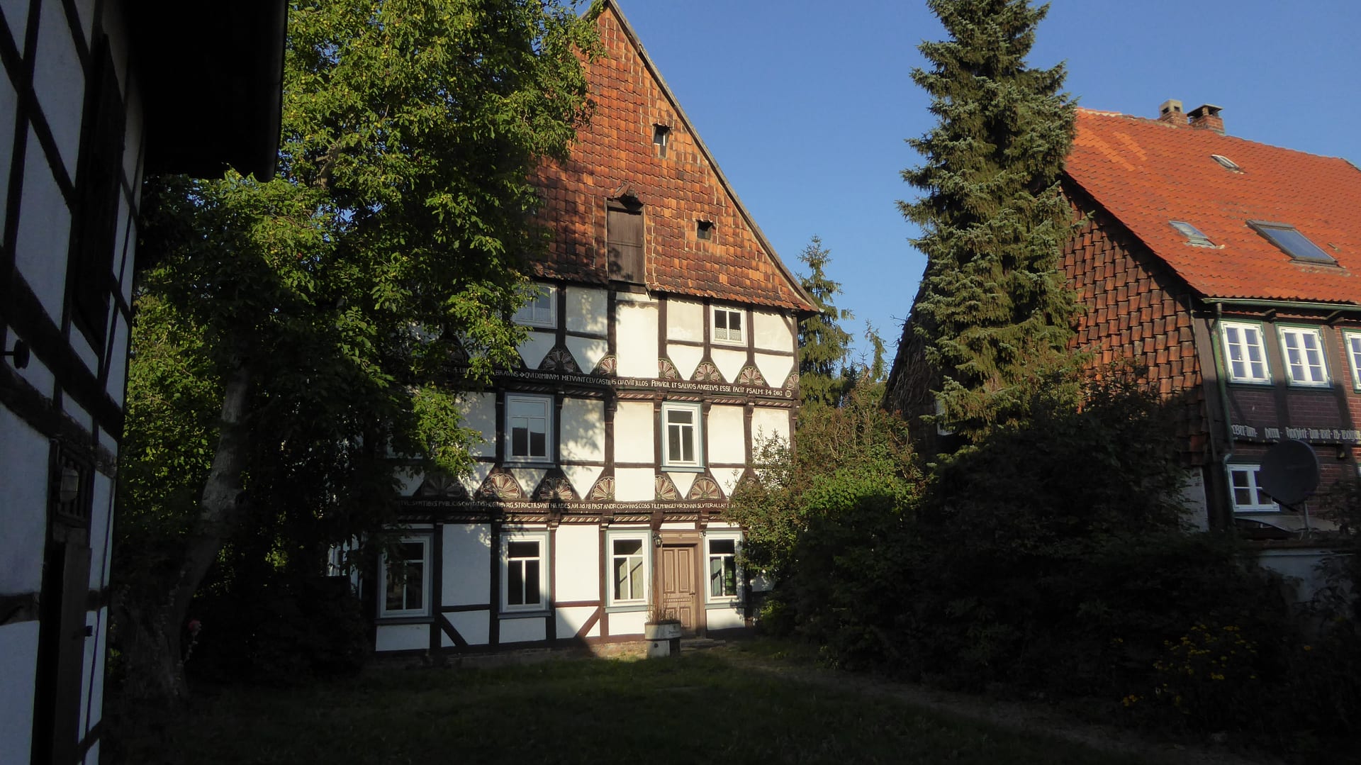 Ostfassade mit Hof, September 2018