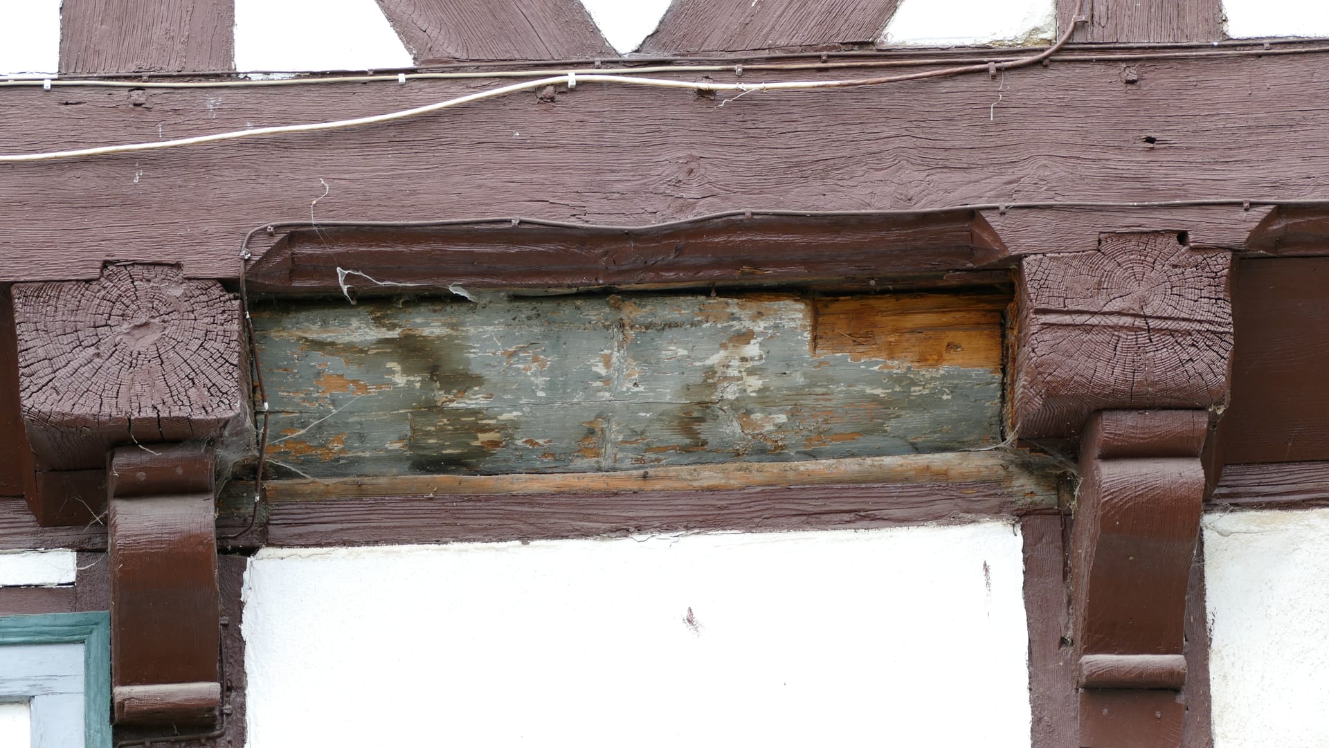 freigelegte Originalfarbe der Fassade