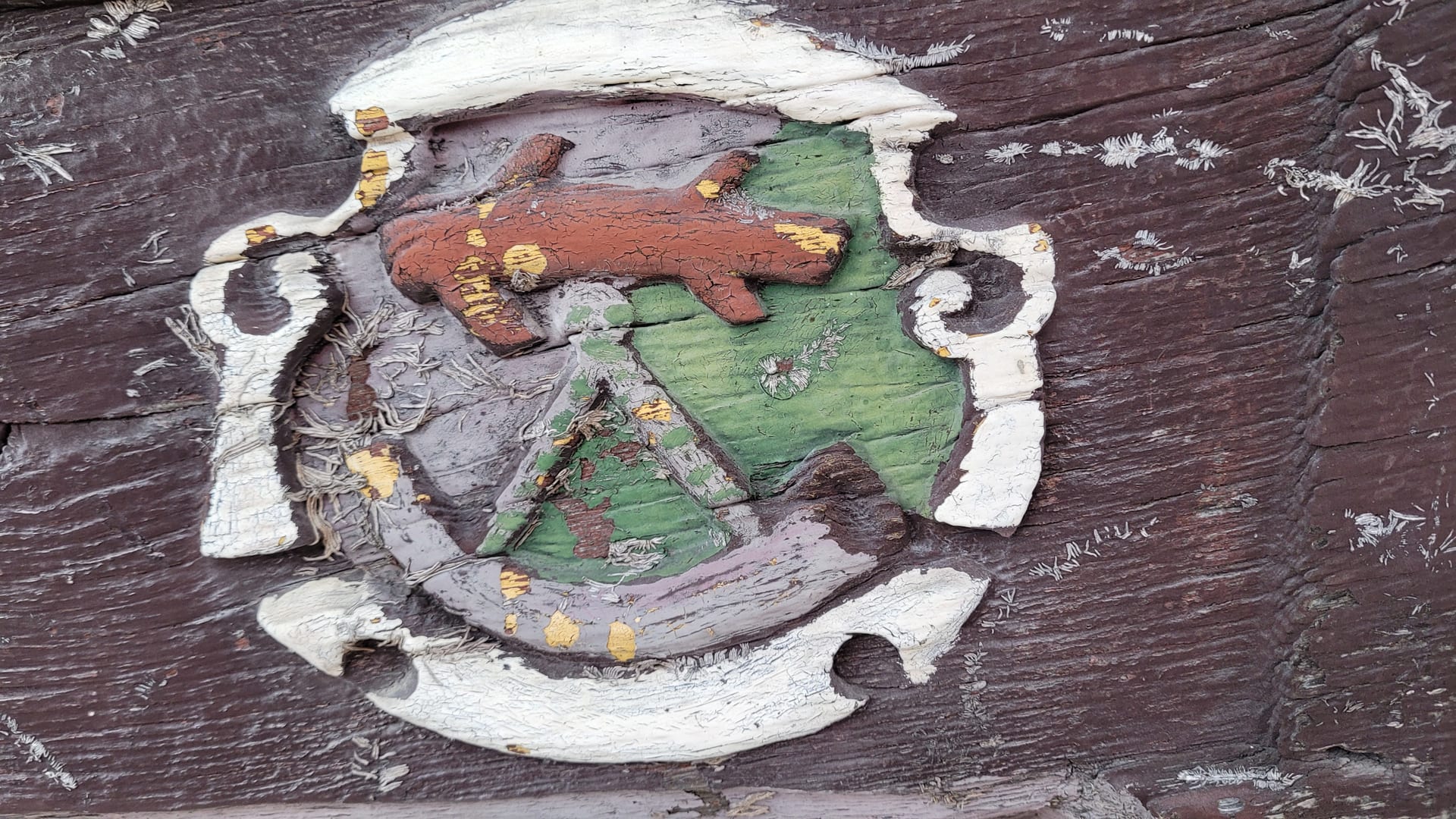 Hölzernes Wappen von Hornburg am Gebäude