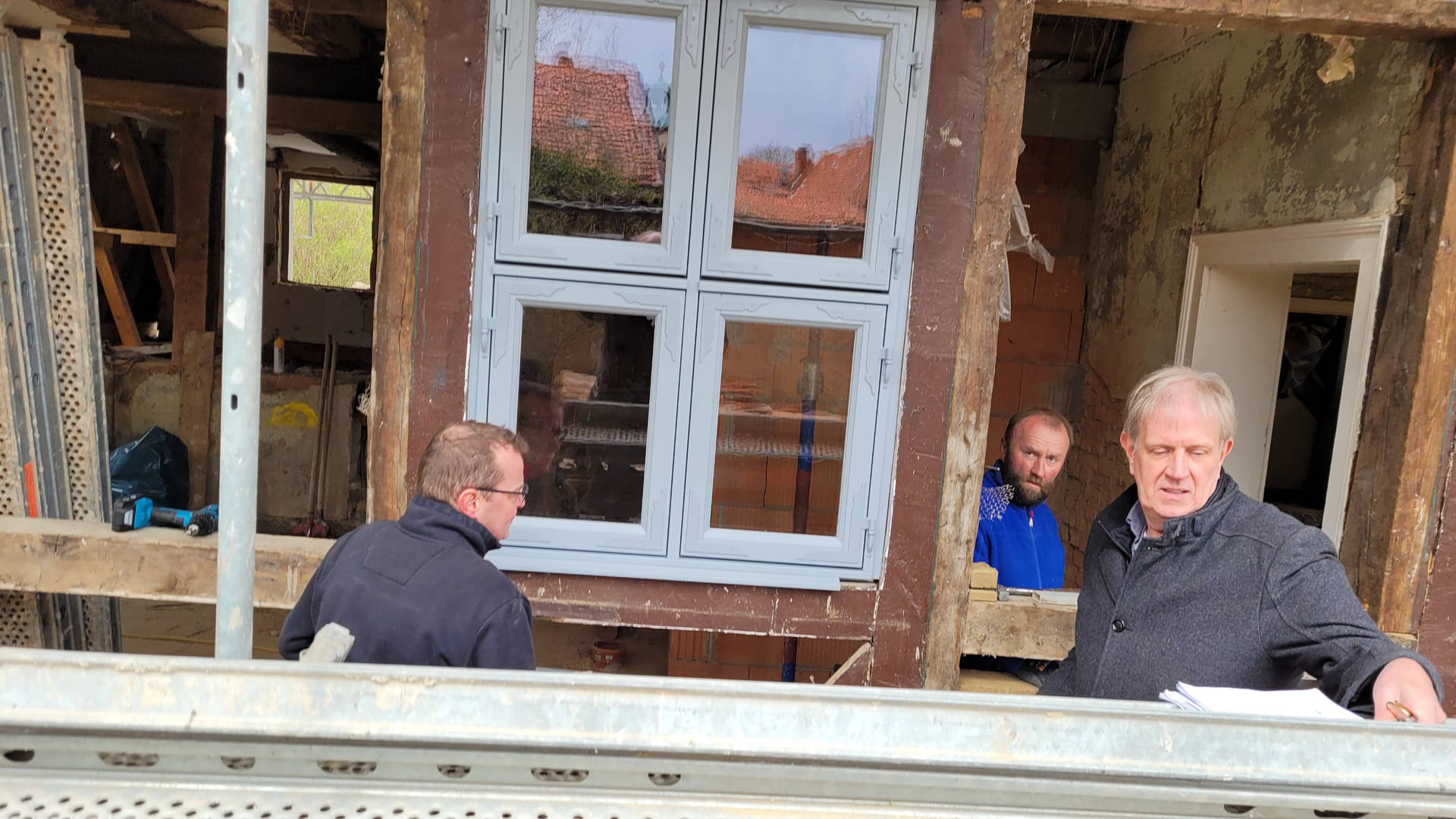 April 21 Einbau des ersten Fensters im finalen Design