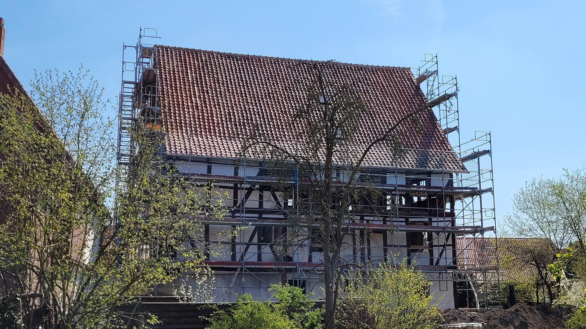 April 21 hurra, auch die nördliche Dachseite ist fertig!