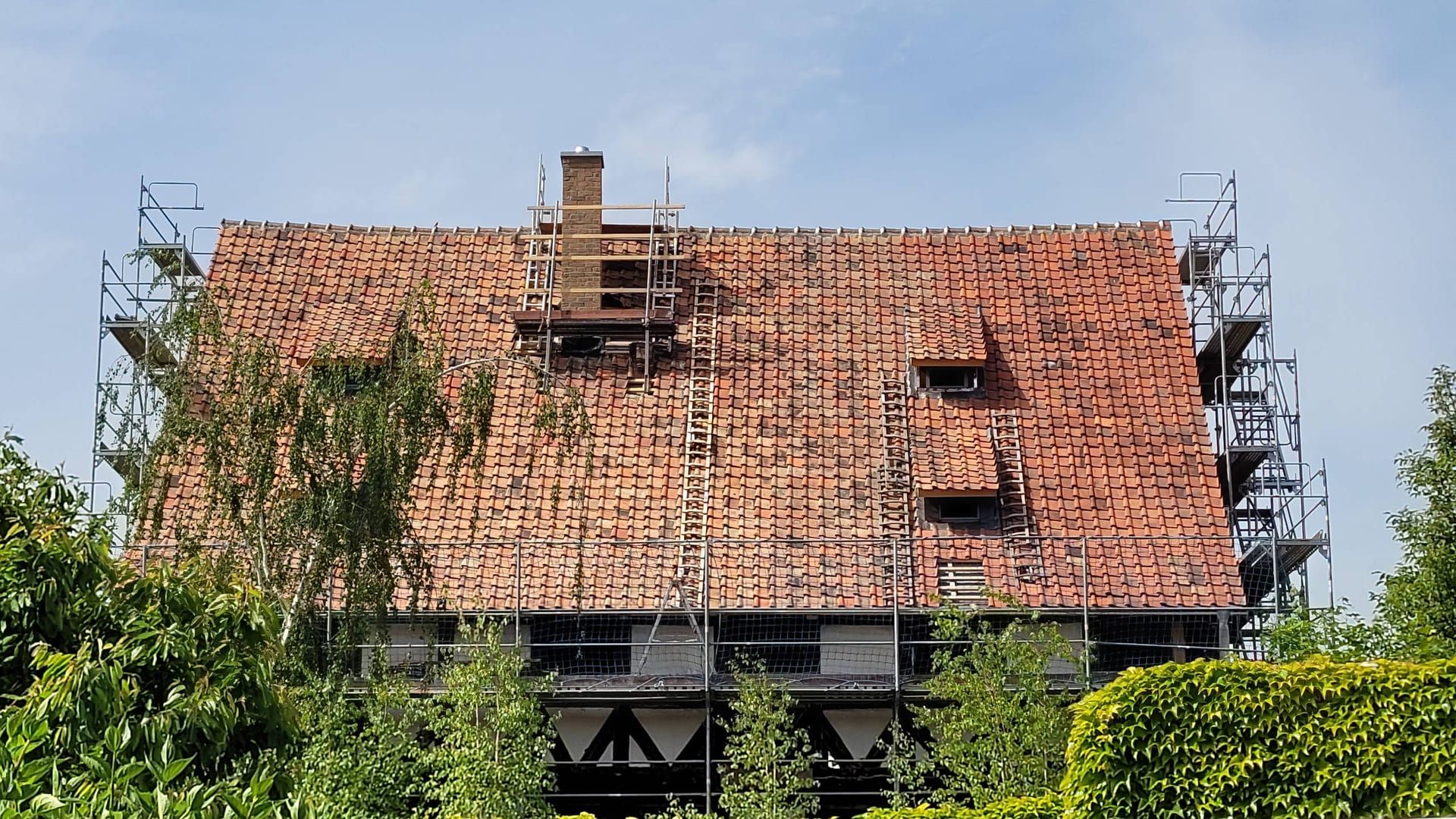 Juni 2021 - der Schornstein ist fertig!