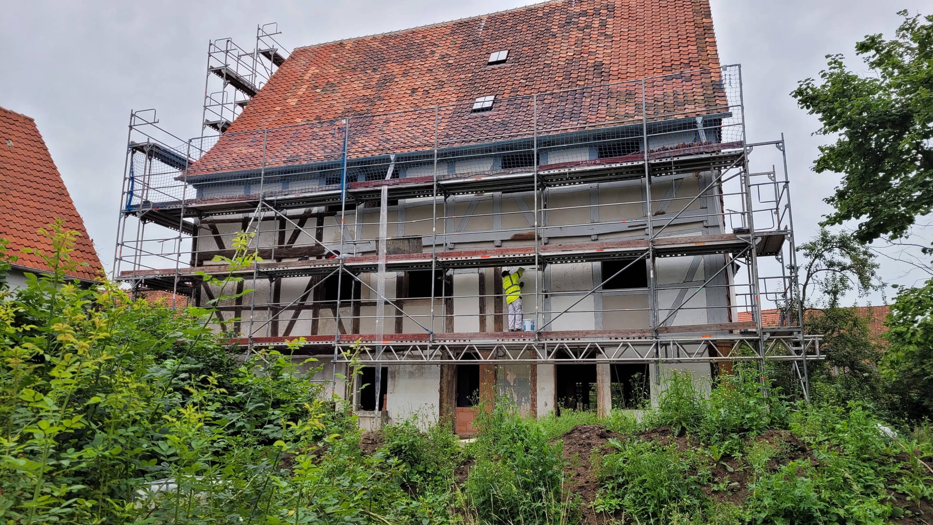 Juli 2021 - der Voranstrich wird aufgebracht.