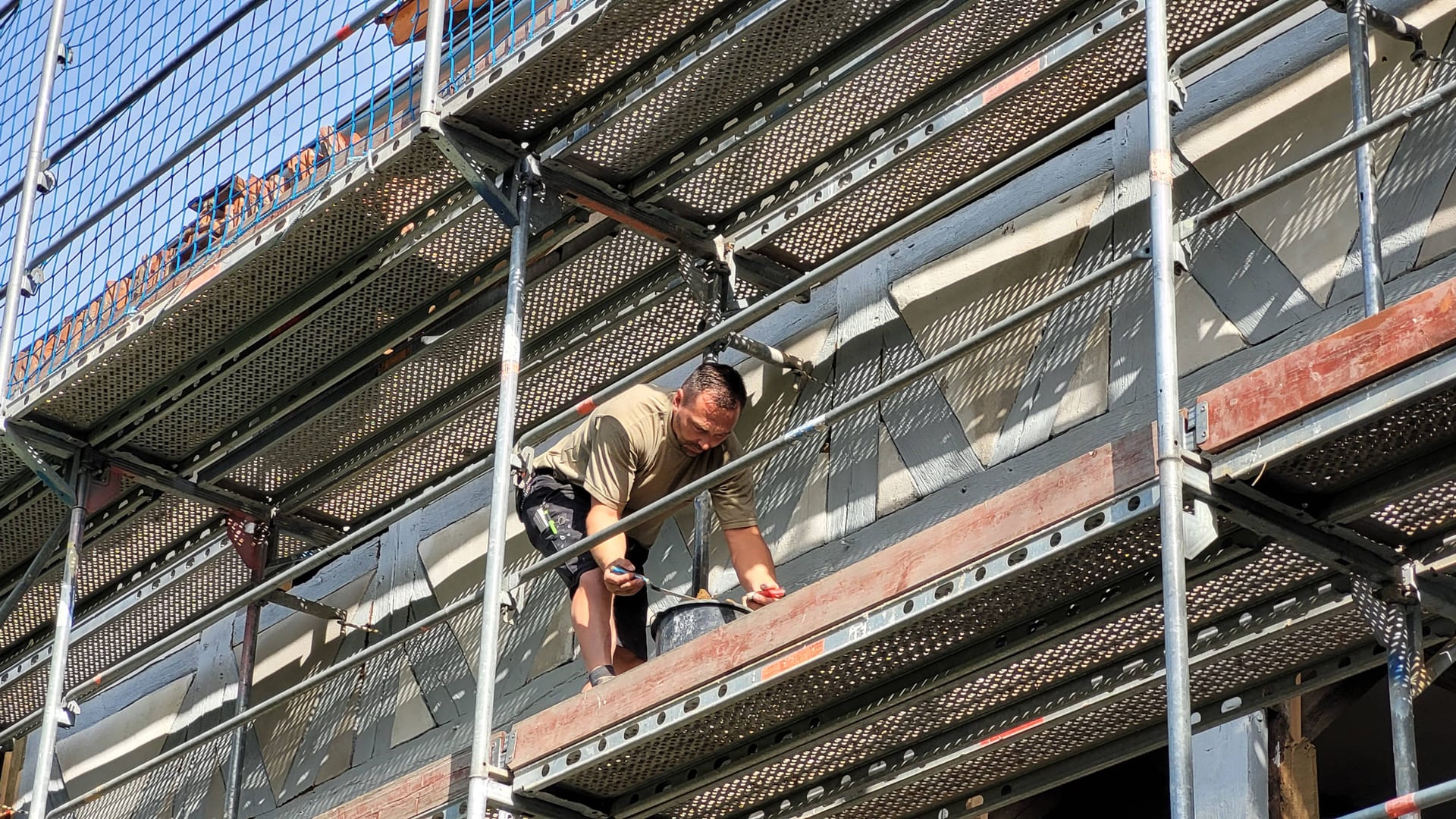 Juli 2021 - nach dem Voranstrich werden noch letzte Fehlstellen in den Balken ausgebessert