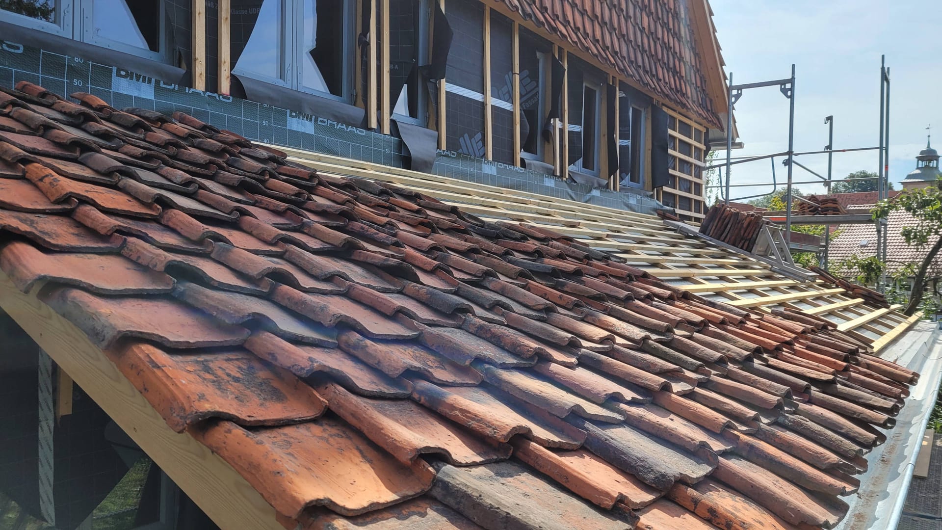 August 2021: Das Verandadach wird gedeckt