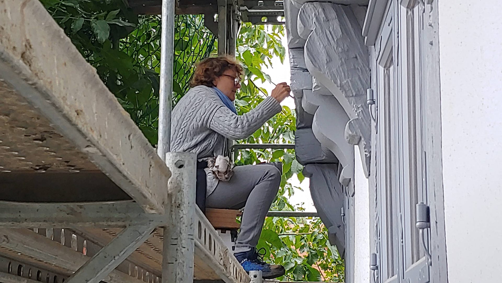 August 2021: Anja Stadler restauriert die Ostfassade